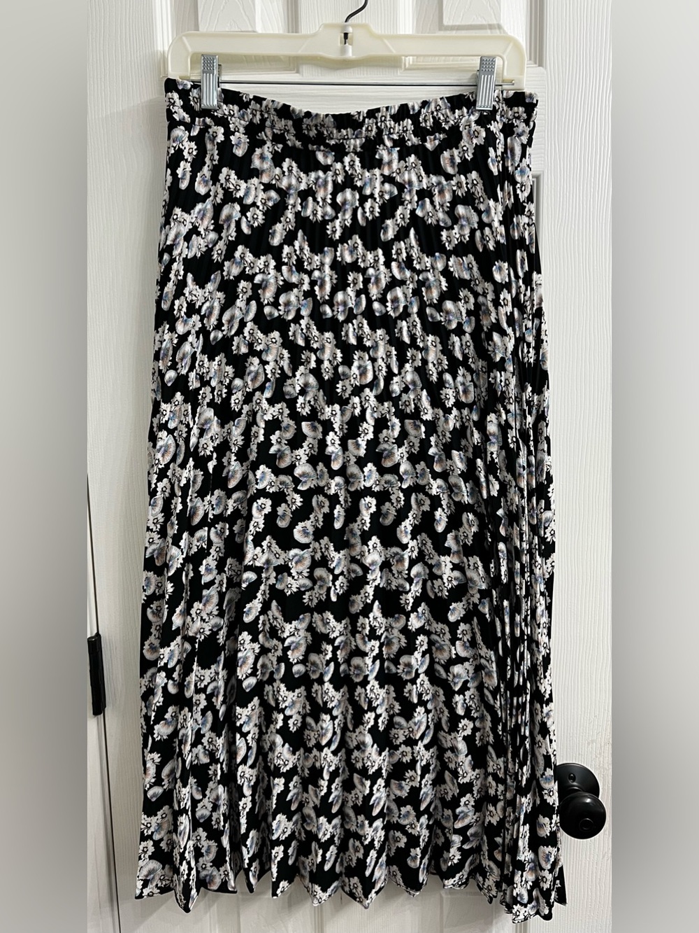 Max Studio Black Floral Pleated Maxi Skirt Sz Med Boho